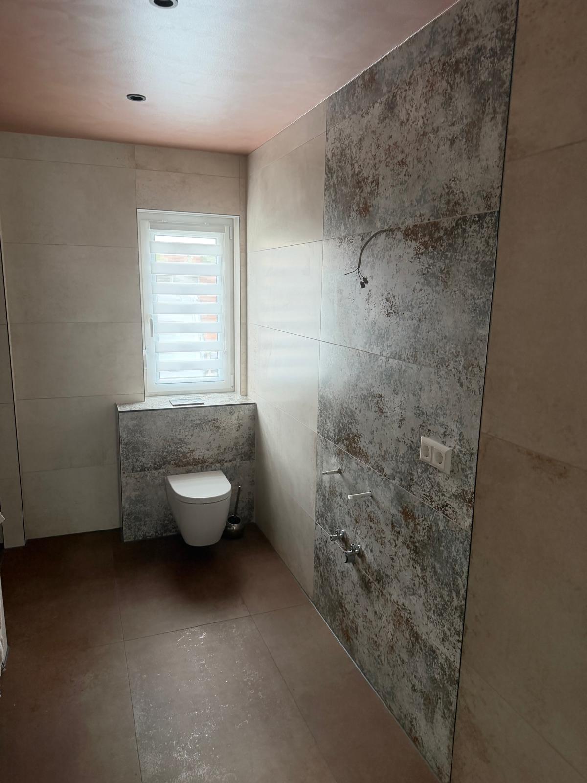 Gäste-WC modernes Design – Beige & Used-Look-Fliesen kombiniert