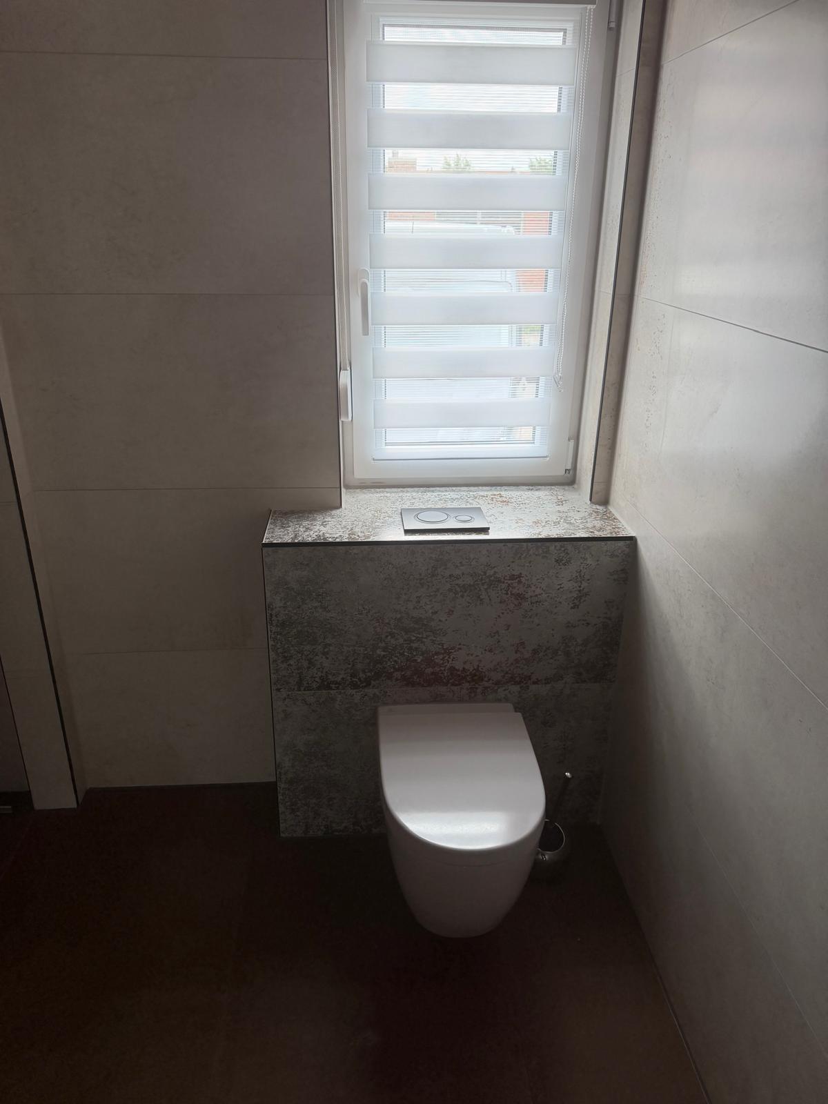 Gäste-WC mit Wand-WC – Verkleideter Spülkasten in Fliesenoptik