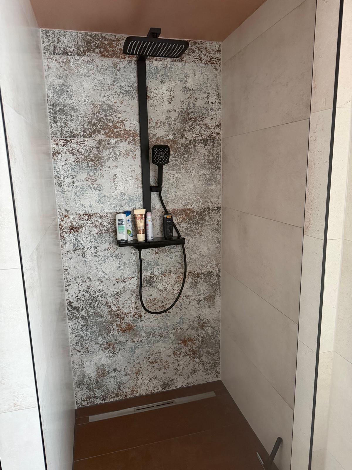 Walk-in-Dusche mit Akzentwand – Schwarze Armatur auf Used-Look-Fliese