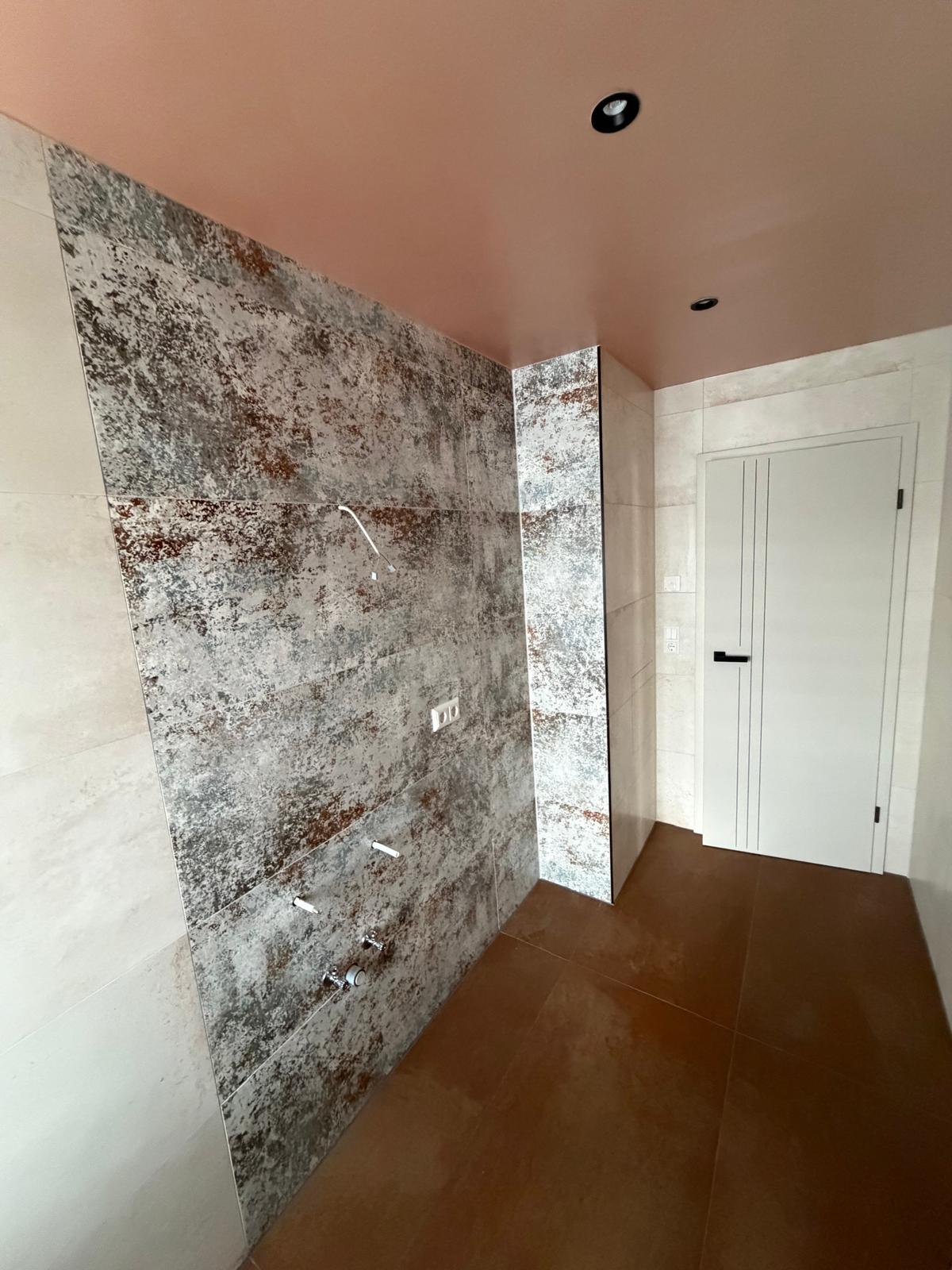 Badezimmer Wandgestaltung – Großformatfliesen in Used-Look-Optik