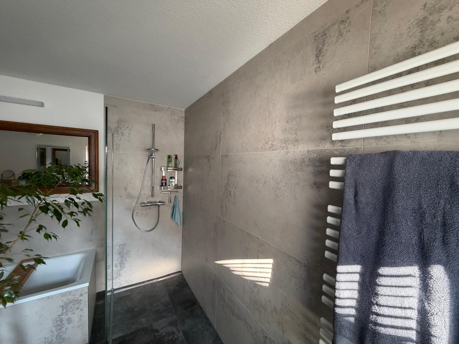 Badewanne & Dusche kombiniert – Großformatfliesen Beton-Optik