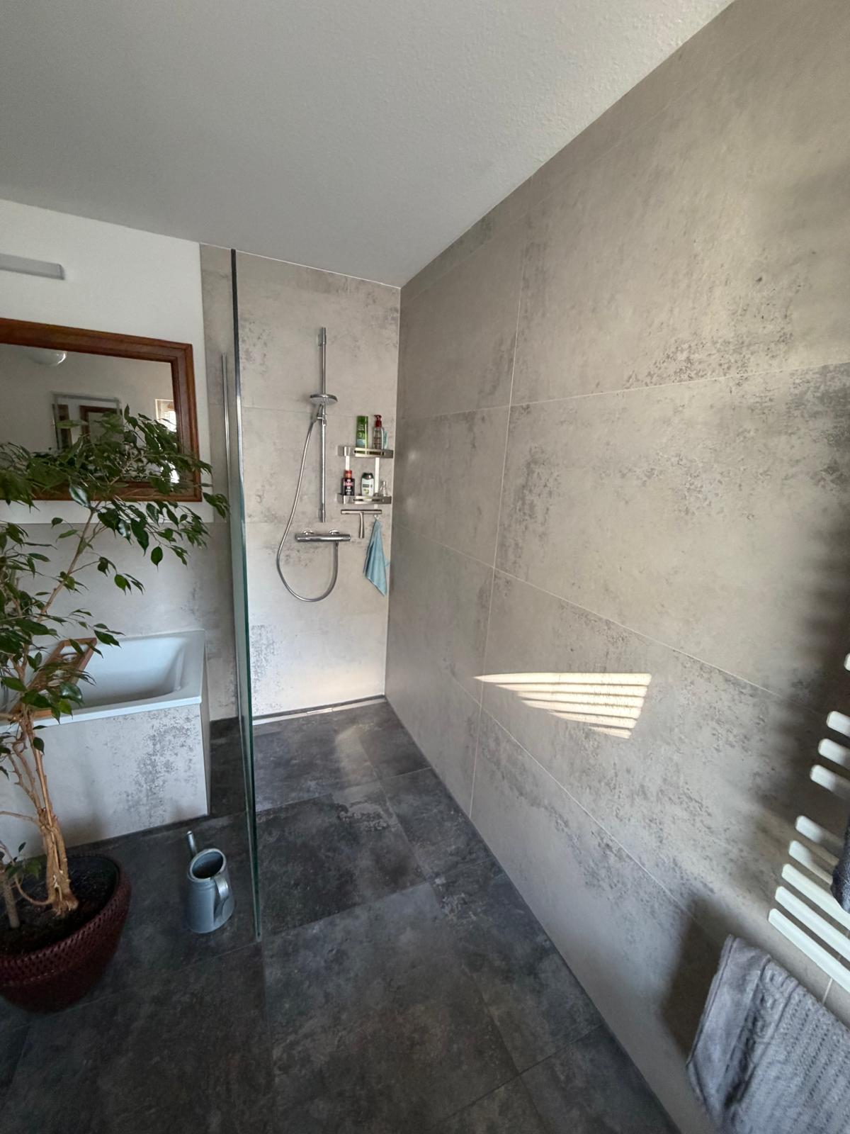 Bodengleiche Dusche grau – Walk-in-Dusche mit Glasabtrennung