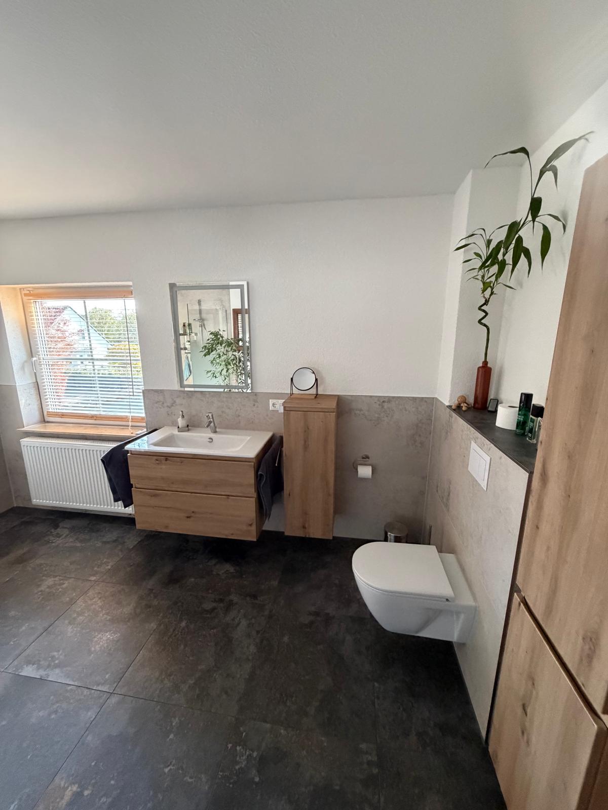 Modernes Komplettbad Dessau – Holz-Waschtisch & dunkle Großformatfliesen
